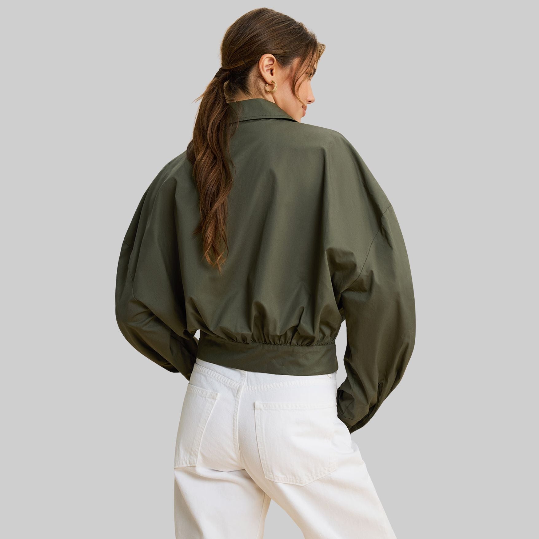 Mörkgrön långärmad topp i vävd polyesterblandning med figurnära passform och slät yta