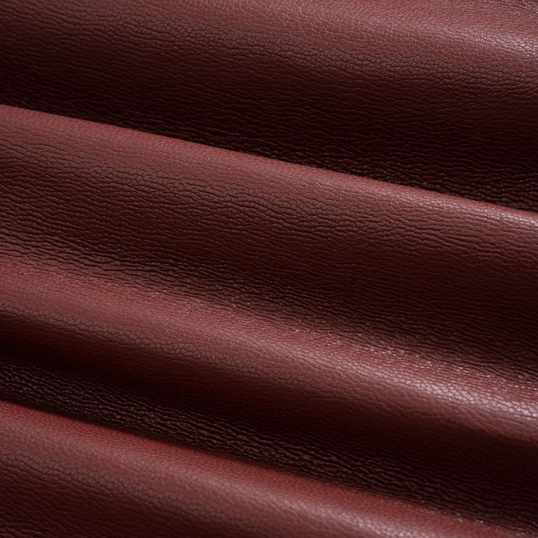 Bourgogne figursydd jacka i konstläder med strukturerade ärmar och markerad midja