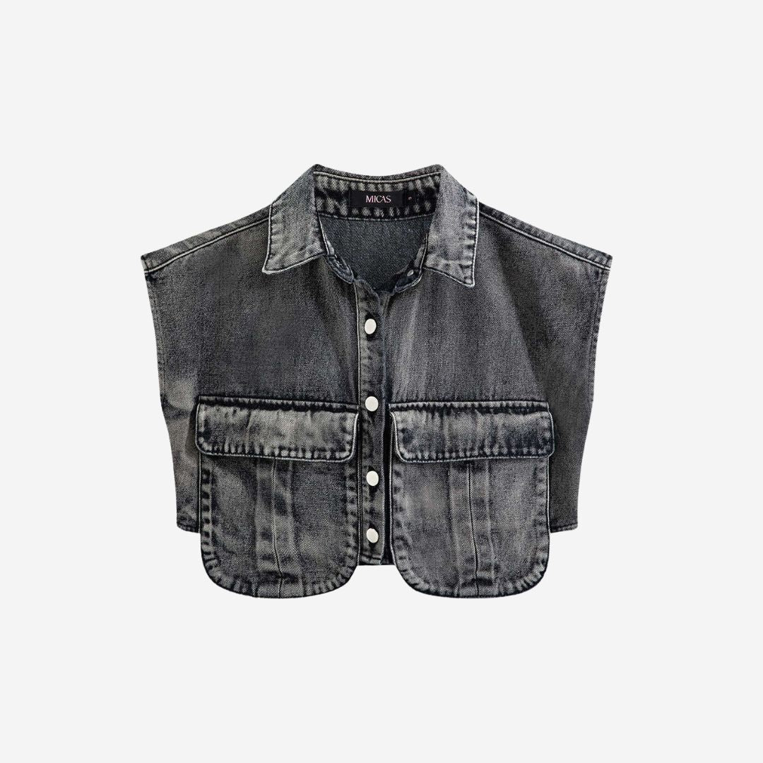 Extra kort ärmlös jeansväst med bröstfickor och tryckknappar i klassisk denim