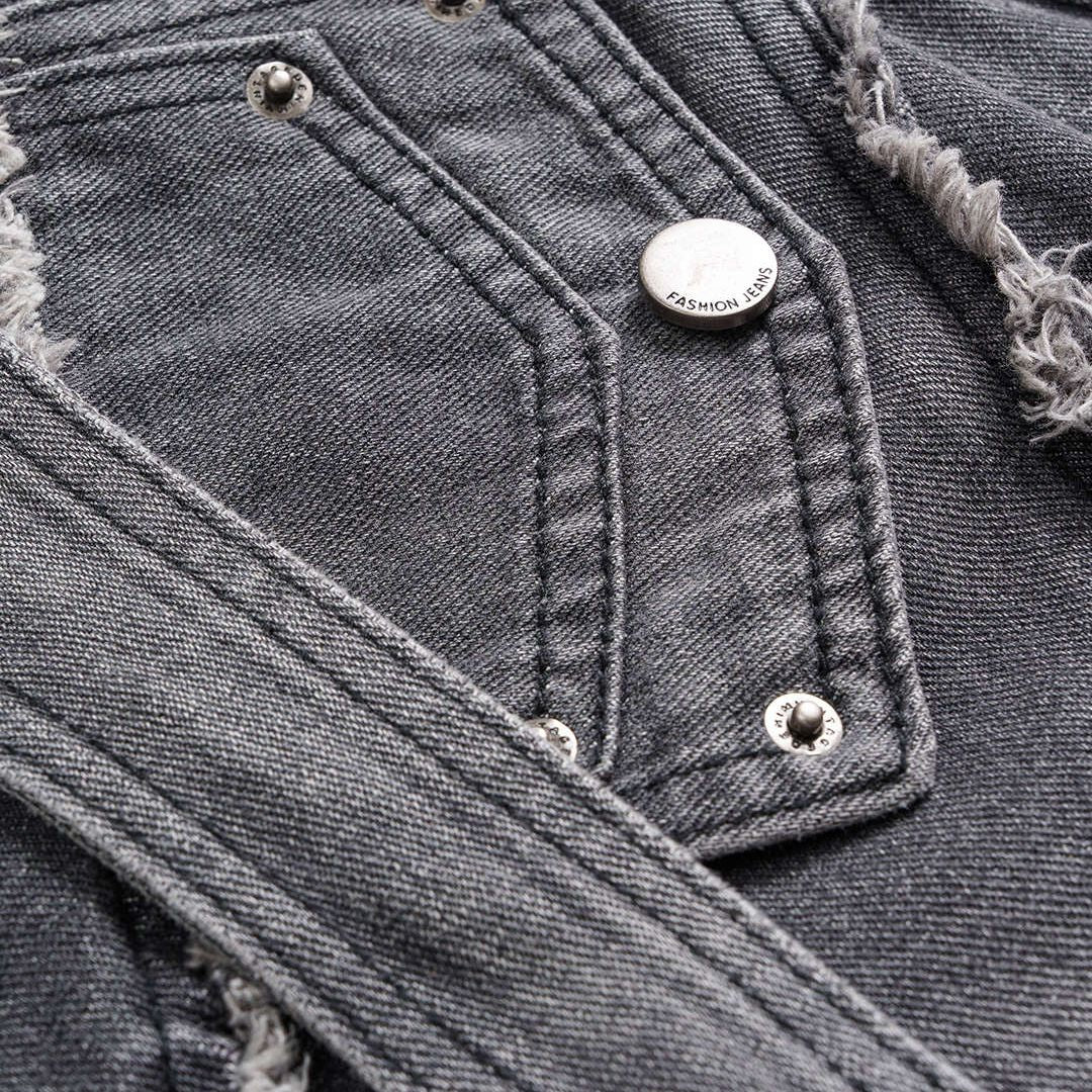 Statement-denimbyxor med överdimensionerade fickor, råa kanter, asymmetrisk sömnad och extra bred silhuett