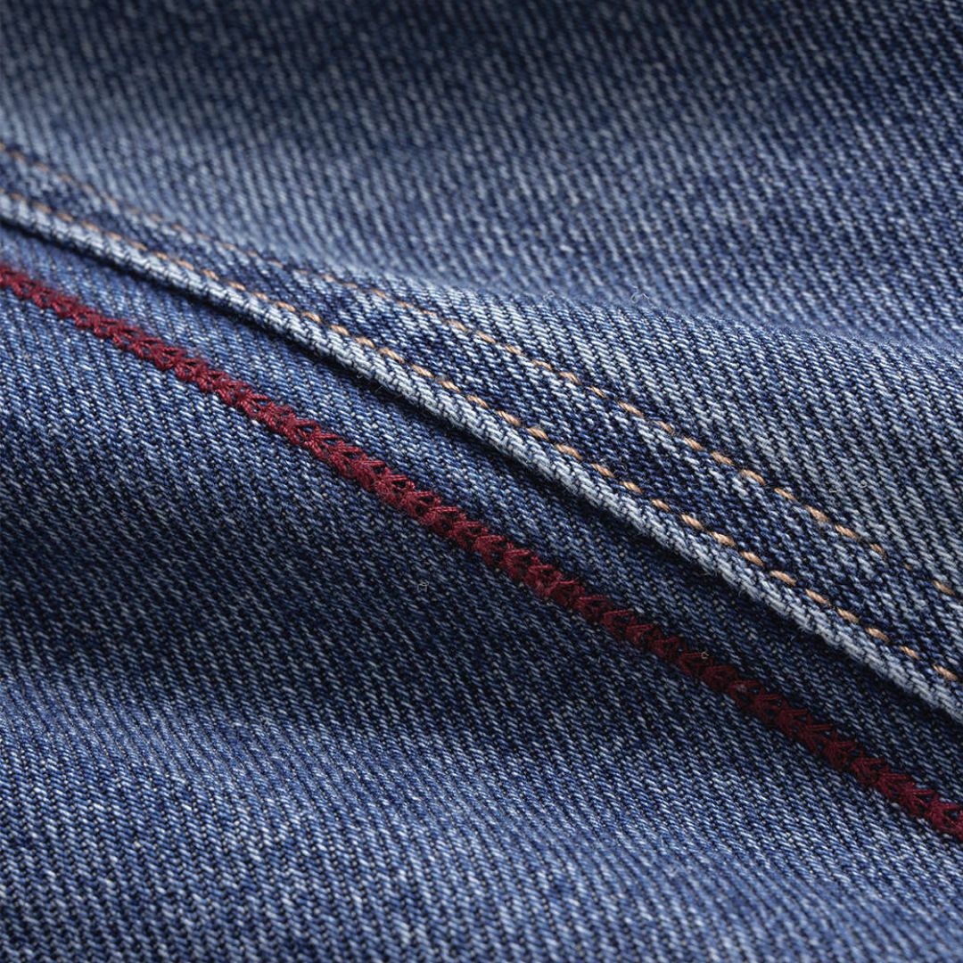 Blå raka denimbyxor med dekorativt brunt skärp, ringdetalj och avtagbar scarf detaljer