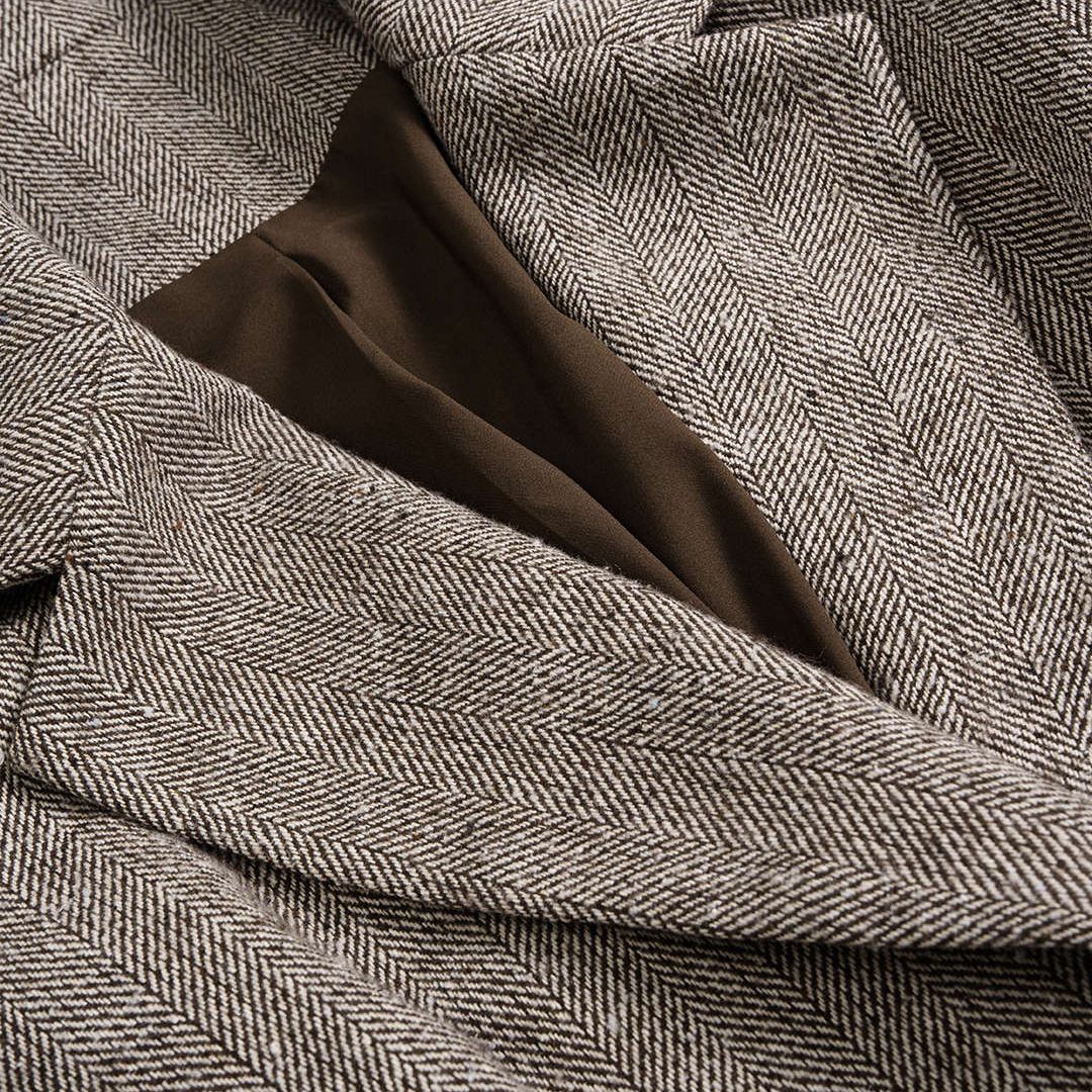 Brun skräddarsydd tweedkavaj med skärp och markerad midja för en tidlös kontorsstil