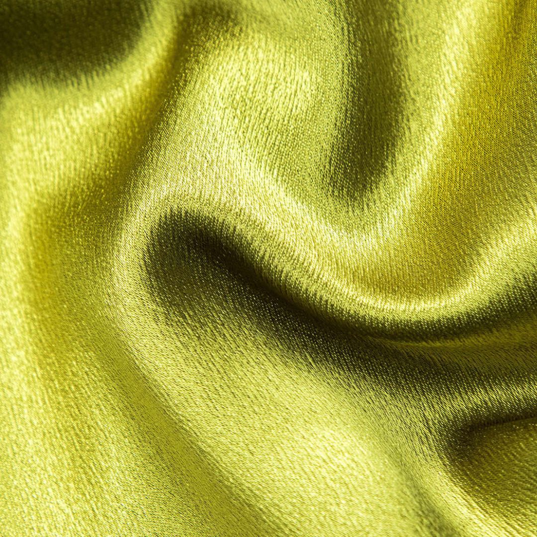 Limegrön figurnära glänsande satintopp med omlottkrage och drapering samt långa ärmar