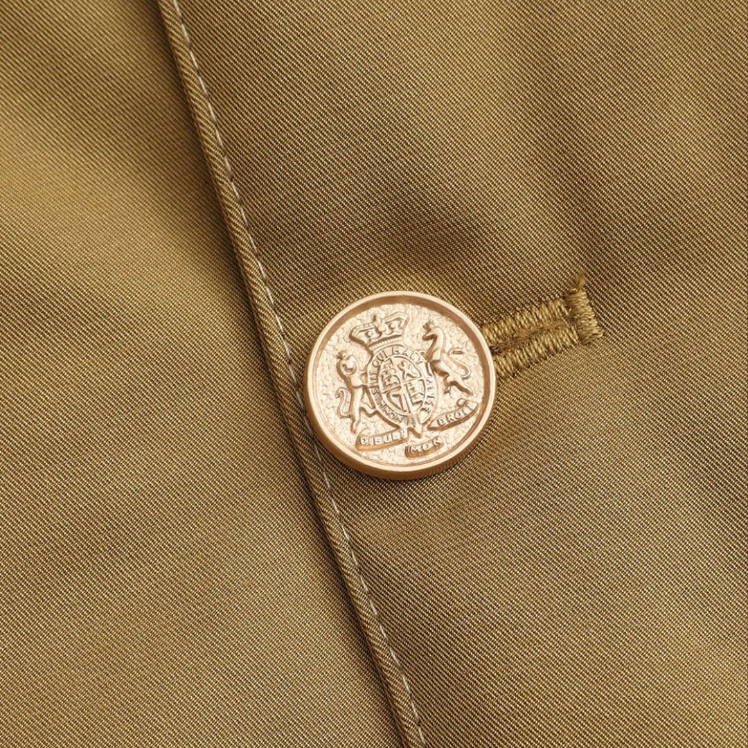 Brun workwear jacka med brun manchesterkrage, dekorativa knappar och fyrficksdesign i avslappnad passform