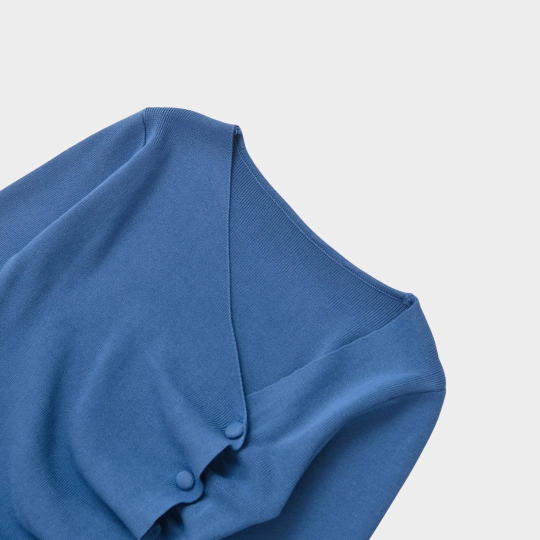 Asymmetrisk stickad tröja med rynkdetaljer och sned knäppning