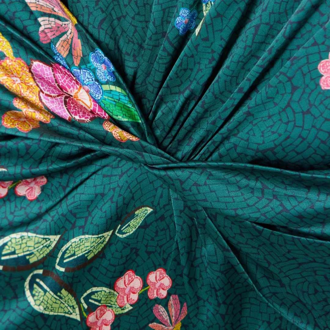 Ärmlös midiklänning med midjetwist och blommigt tryck