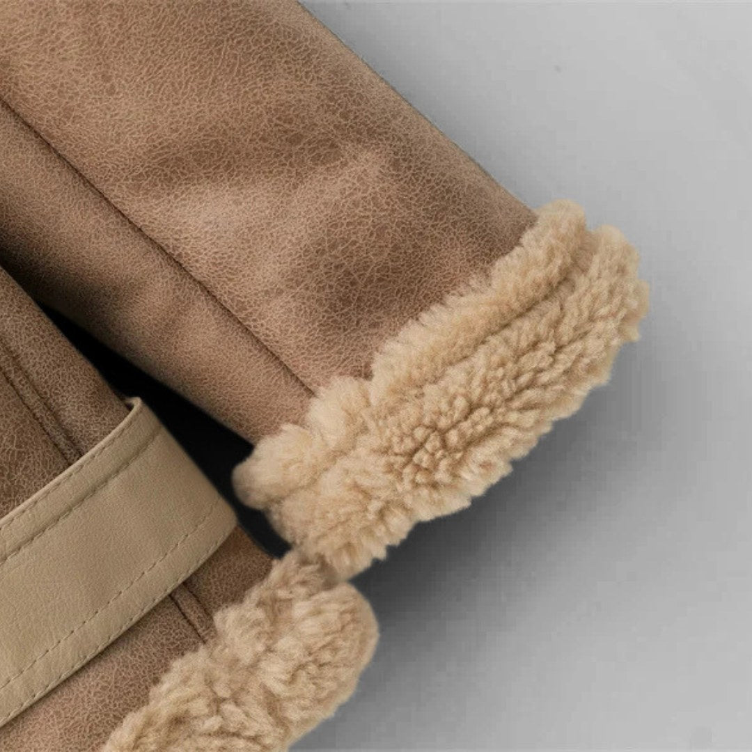 Kort ljusbrun bikerjacka i teddyfodrad design med dragkedja och skärp