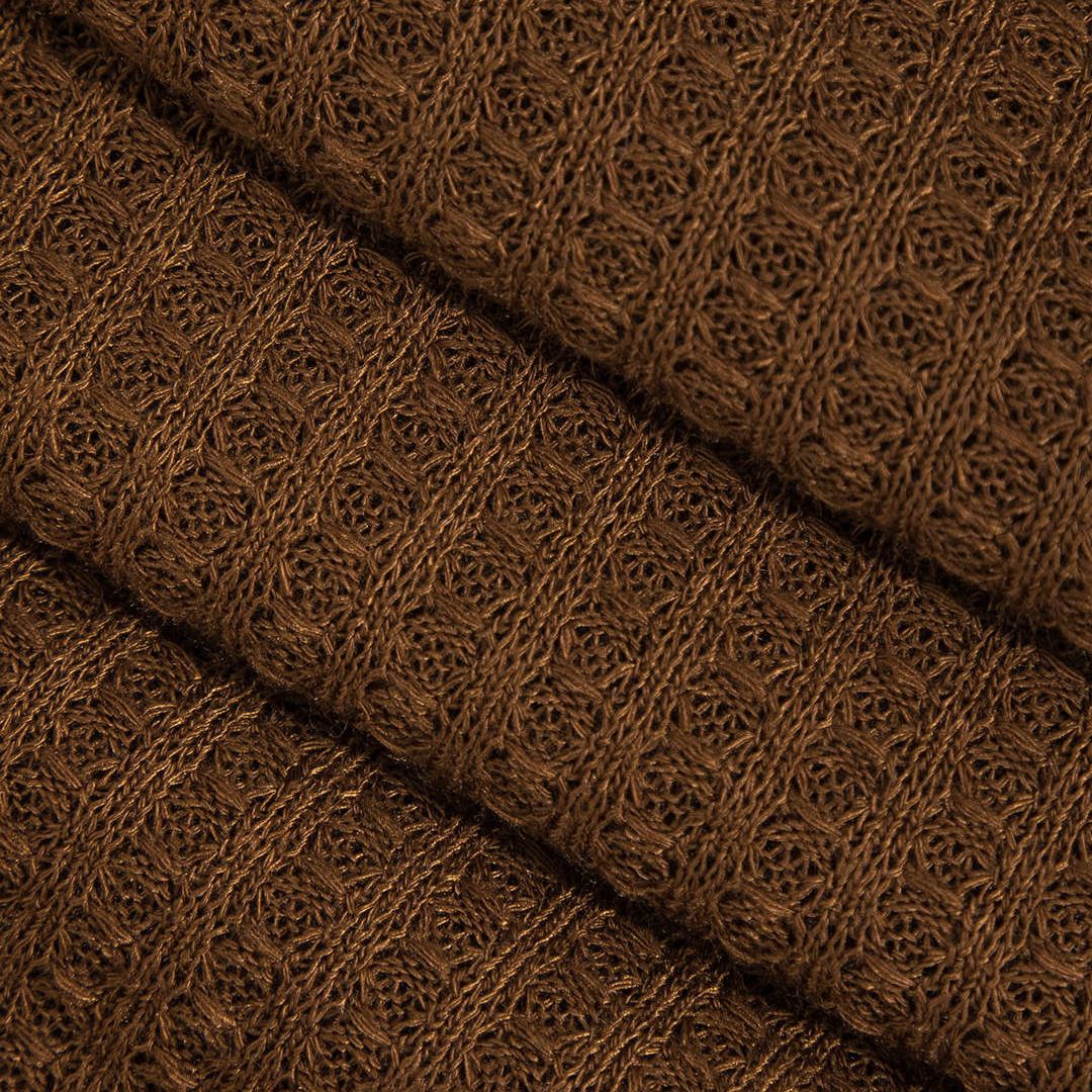 Midiklänning i brun våffelstickad jersey med avskuren axelringning och asymmetrisk volangkant