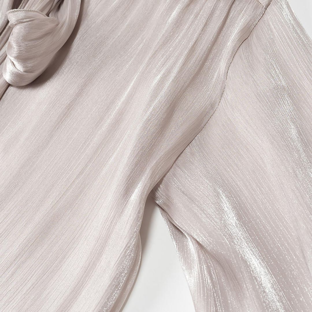 Grå blus med knytband och långa ärmar samt veckad lagerkjol set