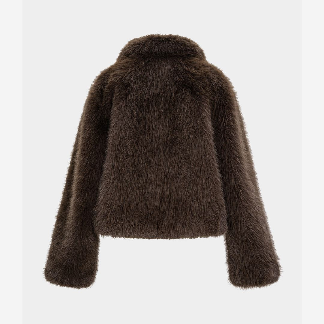 Brun kort fuskpälsjacka med bred krage och rak silhuett i tät borstad struktur