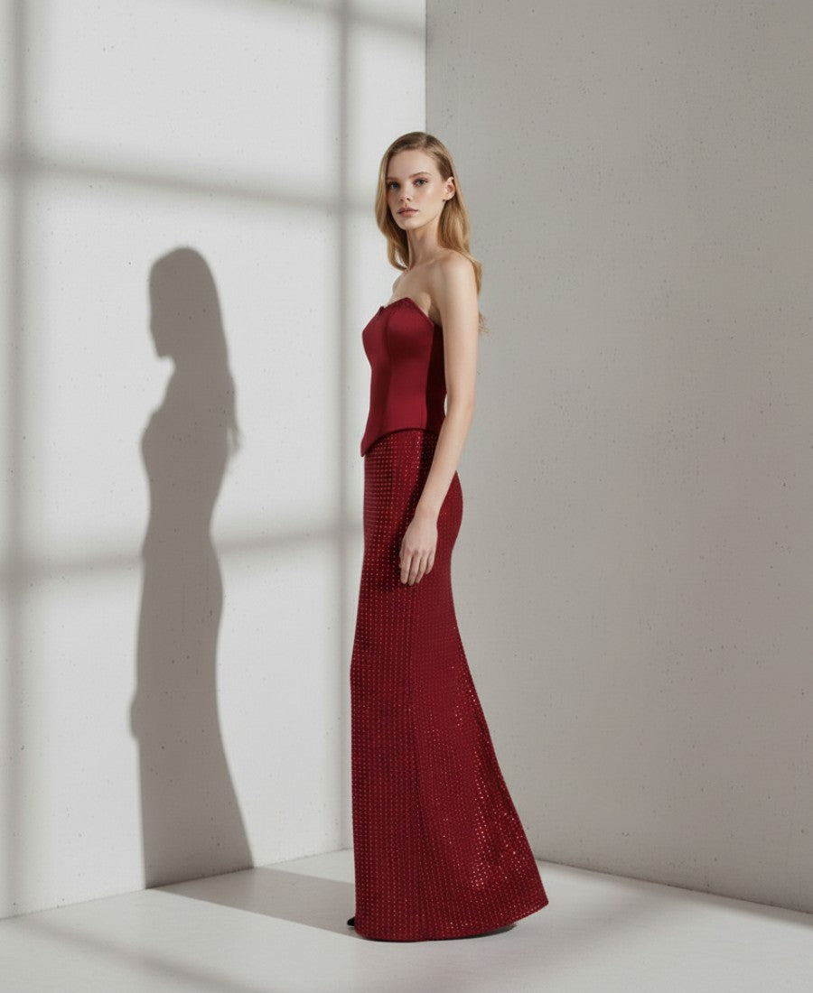 Strapplös Vinröd Maxiklänning med Kristalldetaljer och Figurnära Silhuett