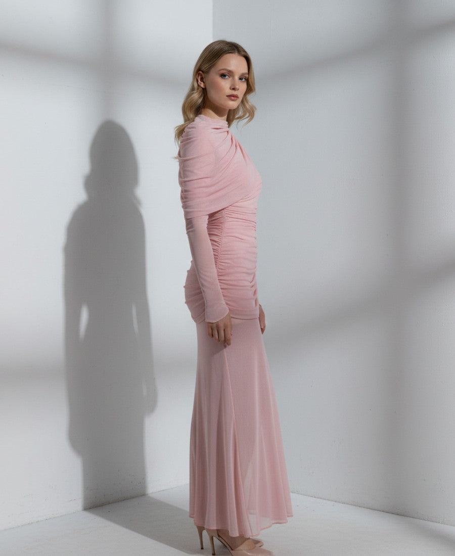 Långärmad Rosa Maxiklänning i Tyll med Draperad Asymmetrisk Silhuett