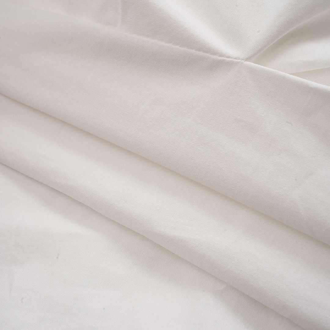 Vit asymmetrisk blus med bälte och svarta axelknappar