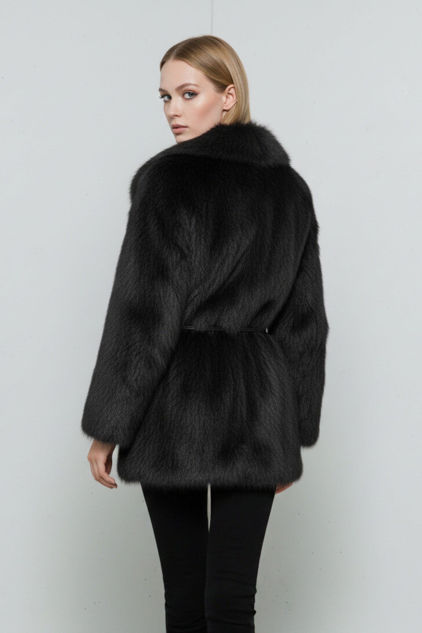 Pälsimitation kavajjacka med bälte och elegant silhuett