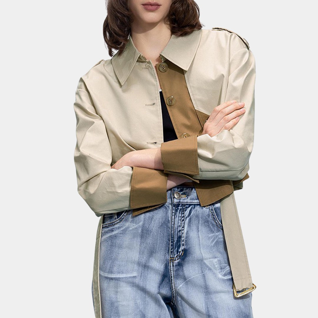 Kort trenchjacka i tvåtonad design med bälte och stormklaff