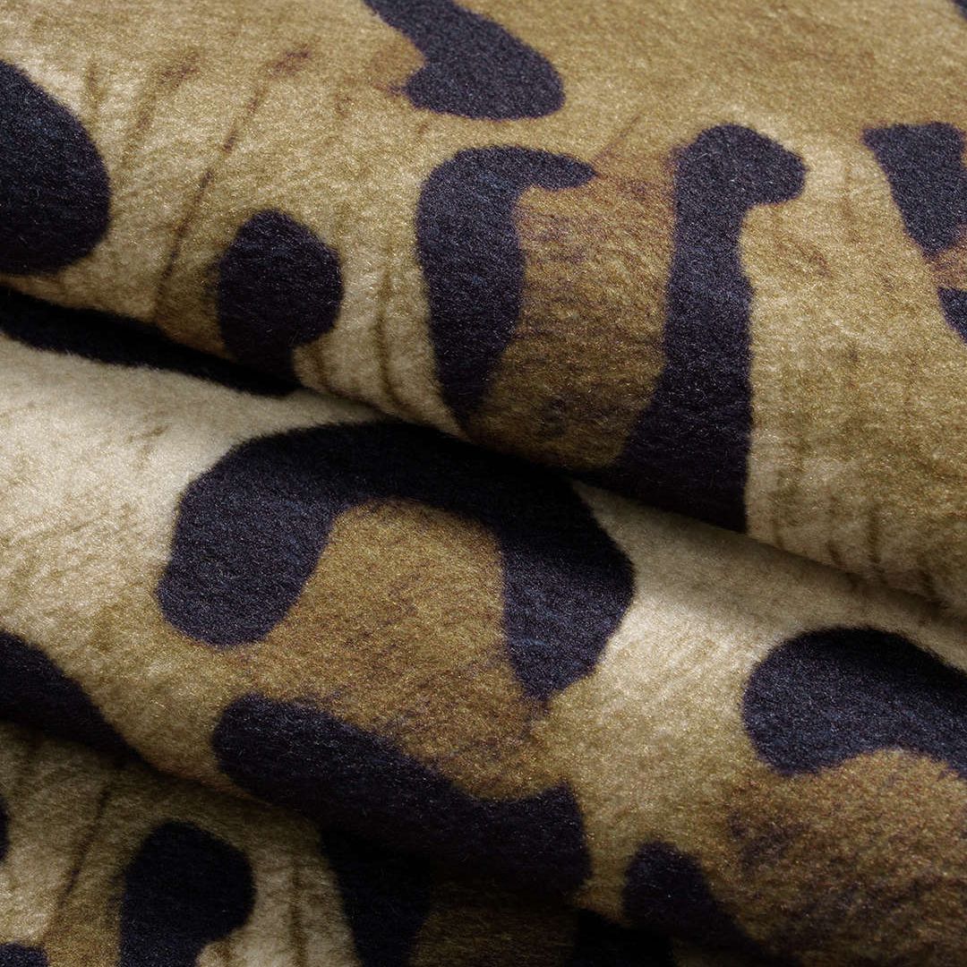 Ärmlös väst i leopardmönstrat ylletyg med säkerhetsnålstängning