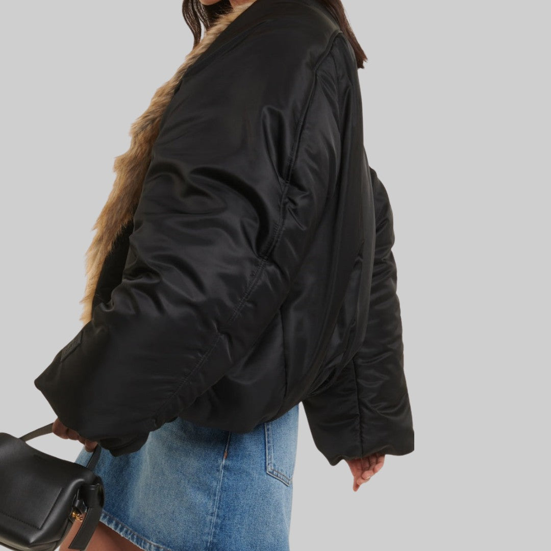 Svart Oversized Bomberjacka med Fuskpälsfoder och Lyxig Satinyta