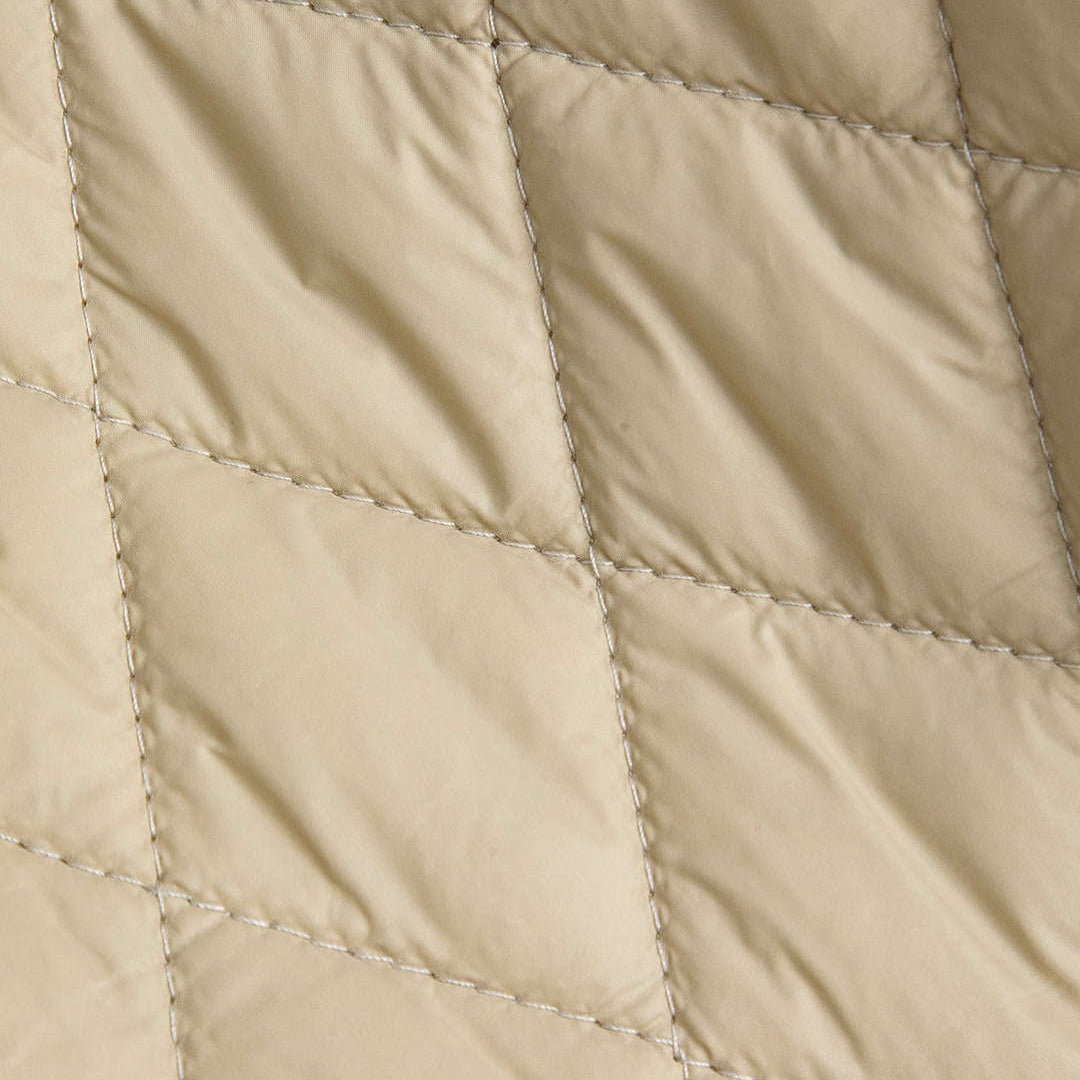 Stickad kofta med quiltade paneler och dragkedja framtill