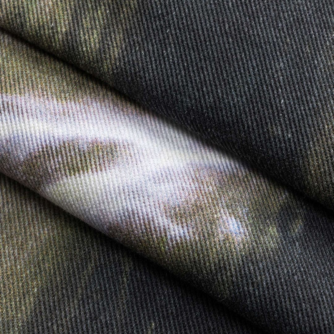 Höga svarta jeans med heltäckande fotoprint av vattenfall, röd söm och subtil stretch i strukturerad denim