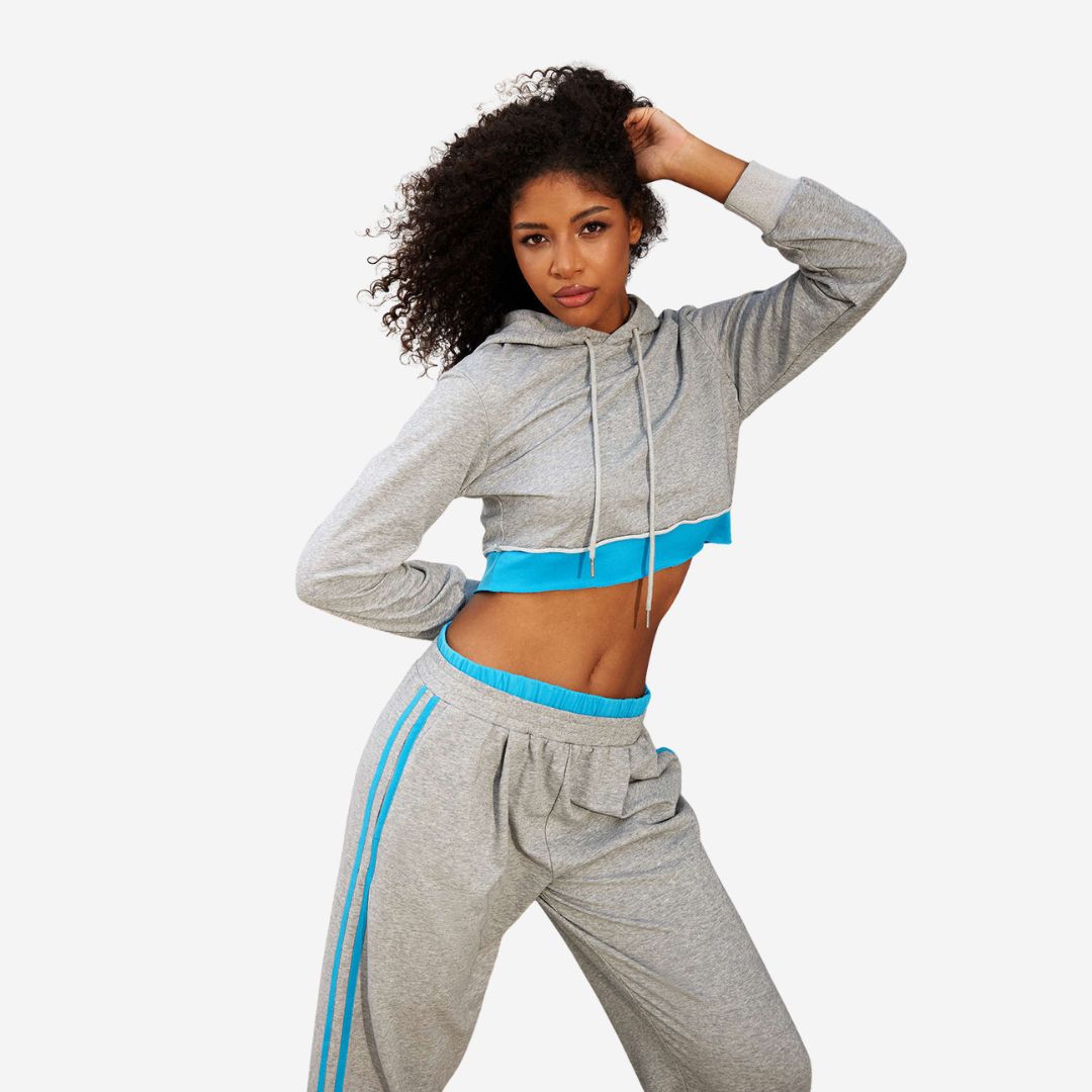 Grå kort huvtröja i melerad grå färg med kontrasterande blå kantdetalj