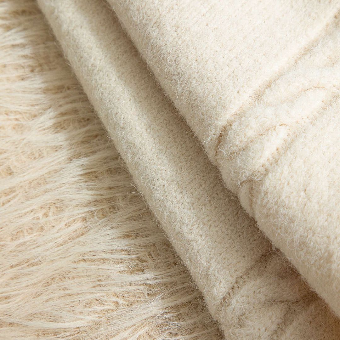 Beige stickad väst med dekorativa knappar och mjuk fuskpäls