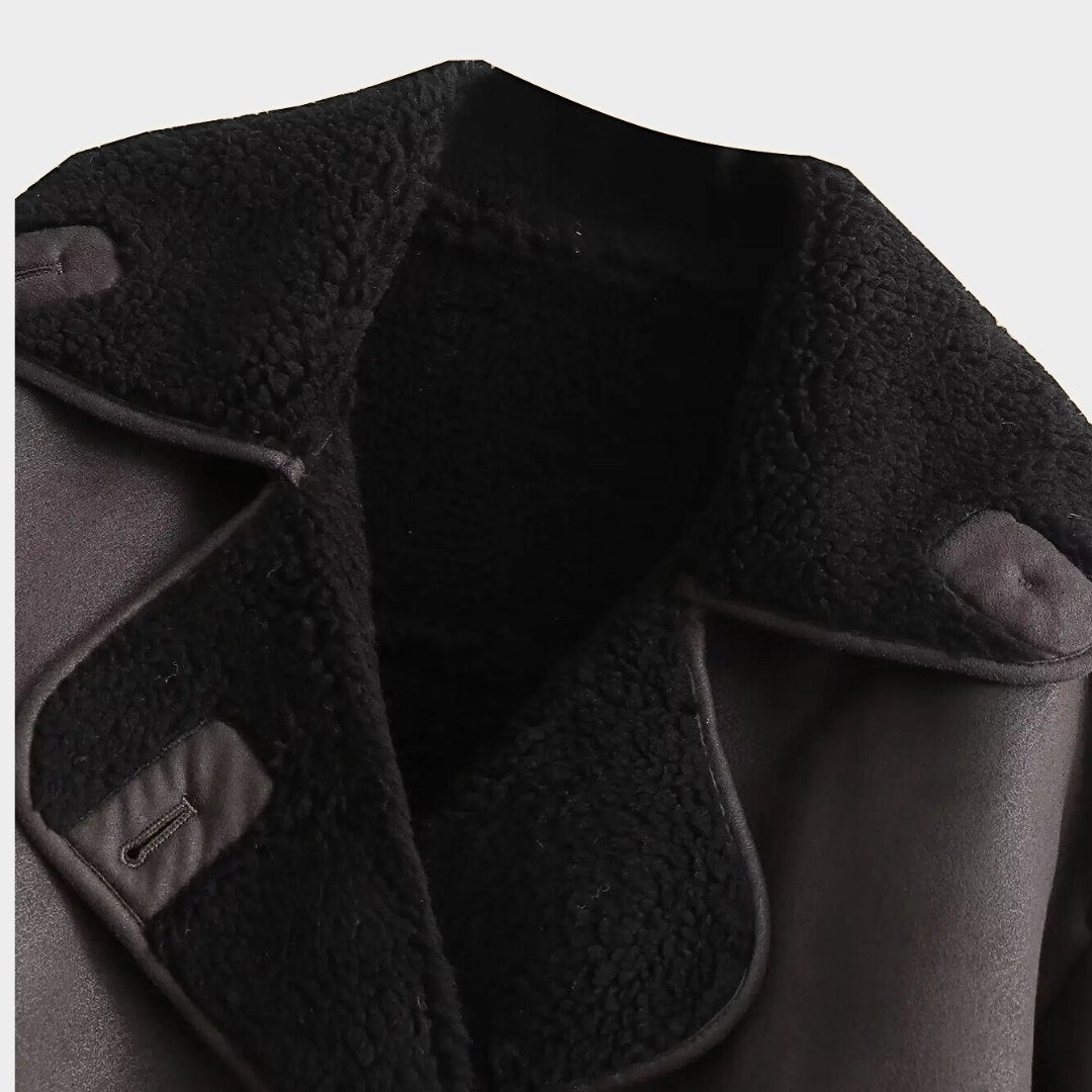 Brun kort kappa i skinnimitation med fickor och klassisk krage