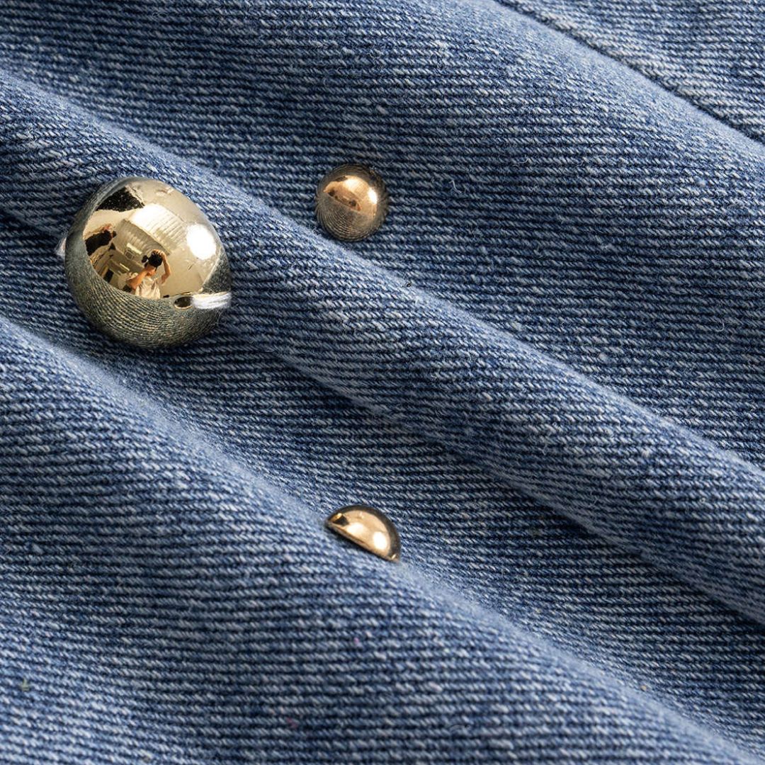 Blå kort jeansjacka i blå denim med volymärmar och guldnitar för dam
