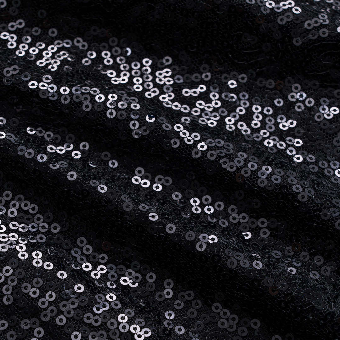 Svart asymmetrisk paljettklänning med dekorativa axelband och kristallapplikationer