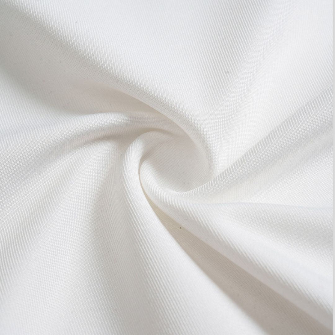 Axelbandslös maxiklänning i jersey med volang och smal passform