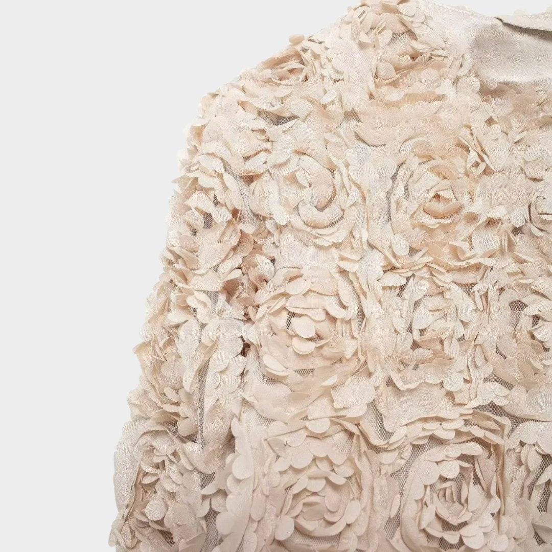 Vit kort jacka med 3D-blomdetaljer och öppen front