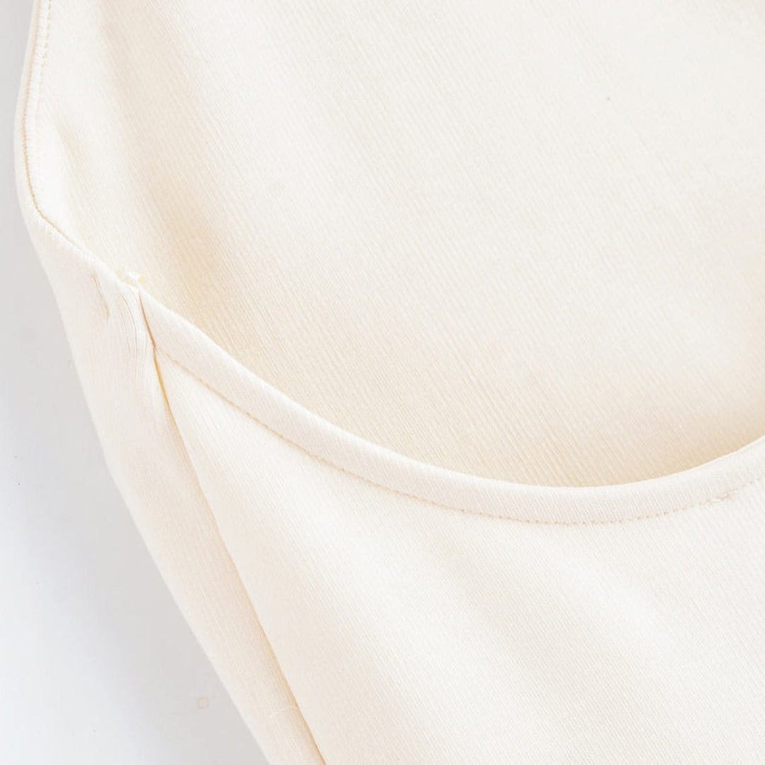 Vit ärmlös halterneckklänning med markerad midja och rynkad maxikjol