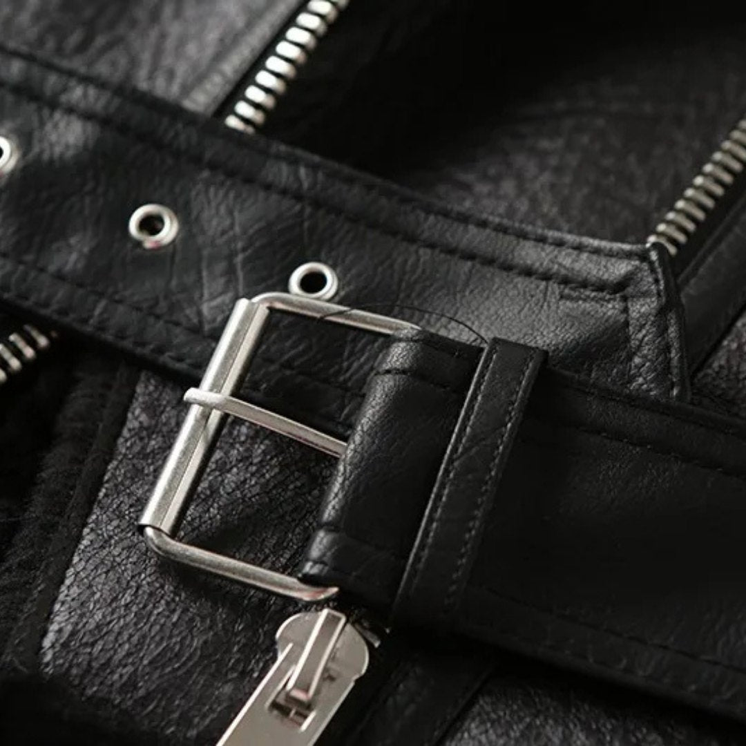 Fodrad bikerjacka i läderlook med fuskpälsfoder och bältdetaljer