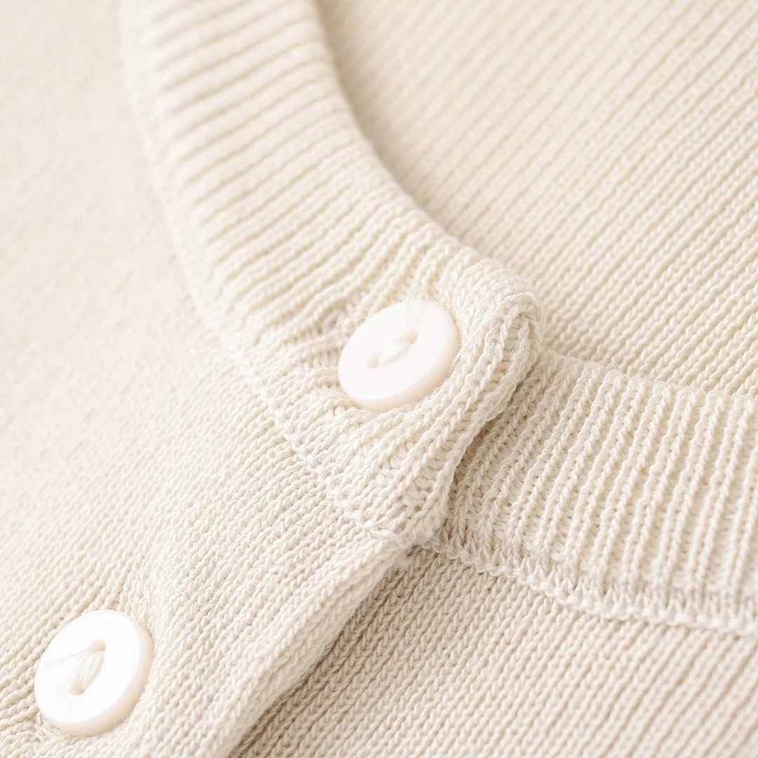 Beige ribbstickad damkofta med knappar