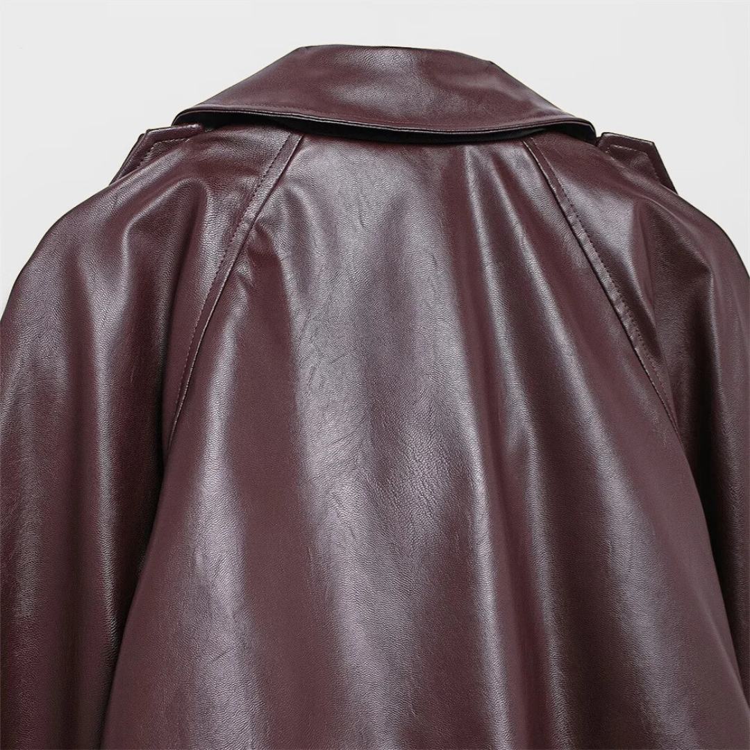 Kort trenchjacka i läderimitation med slagkrage och justerbara detaljer