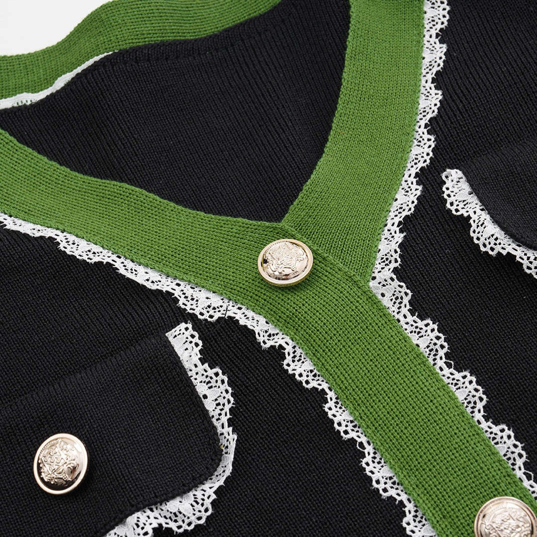 Stickad midiklänning med dekorativa fickor och knappslå fram