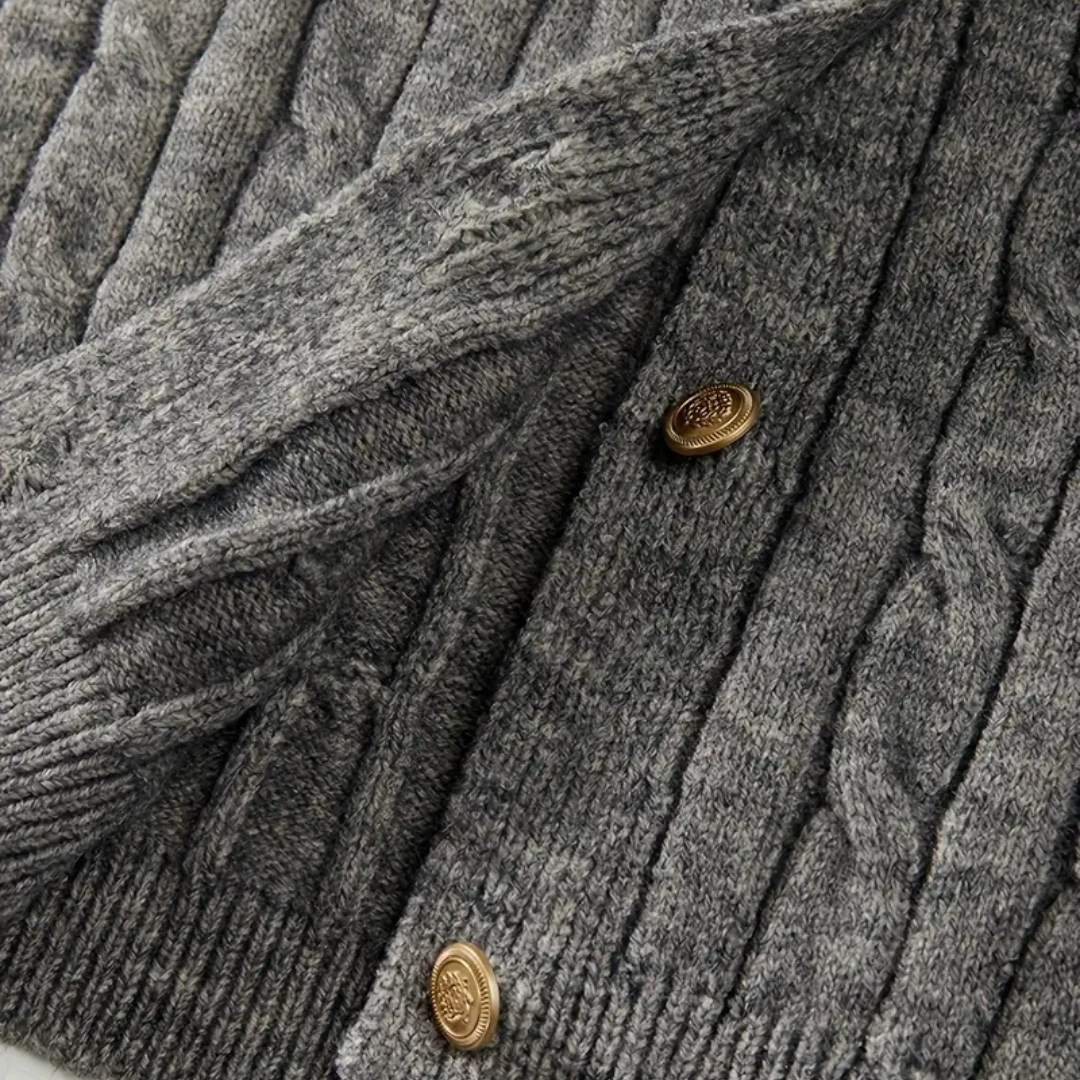 Stickad kofta med kabelmönster skjortkrage och manschetter