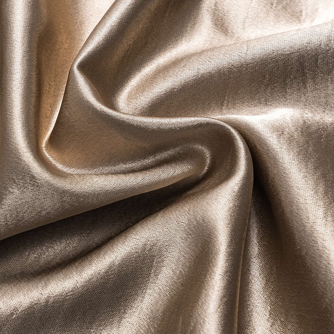 Axelbandslös figurnära midiklänning i satin med blommigt mönstrad liv och draperad kjol