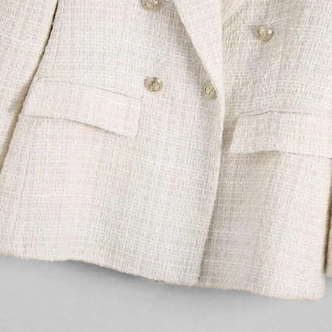 Krämvit Kavaj med kavajkrage dubbelknäppt front och ficklock