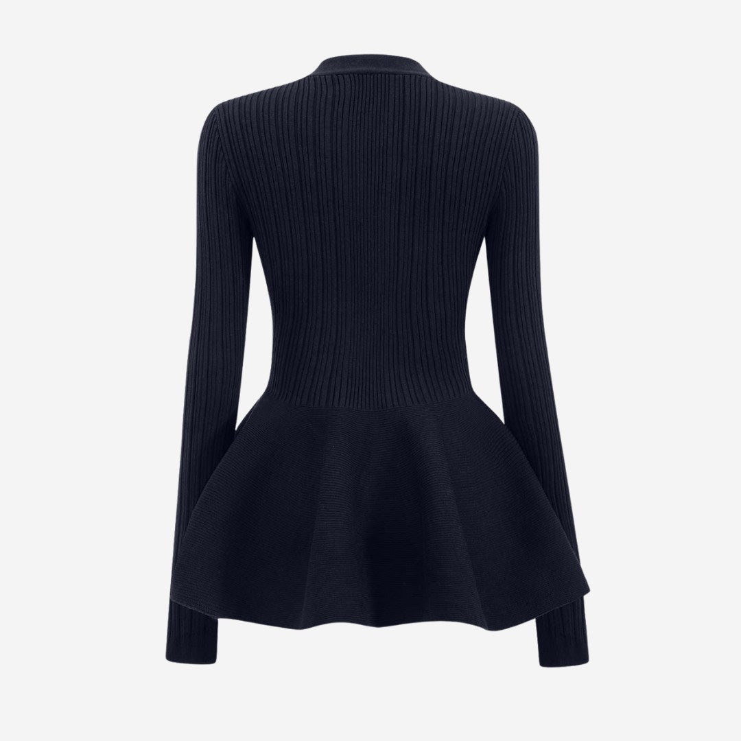 Stickad kofta med peplumdesign och knappstängning framtill