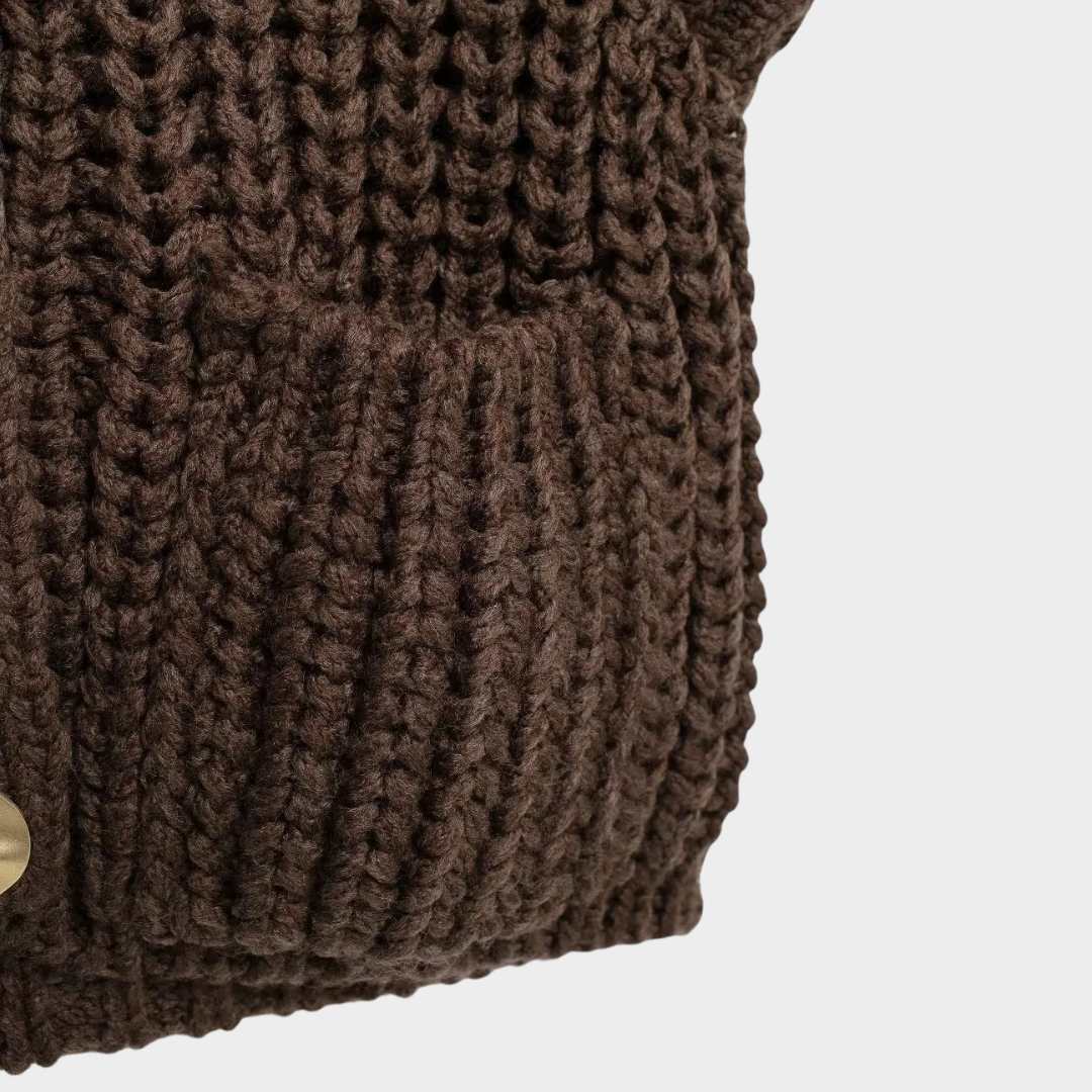 Tjockstickad ärmlös kofta med guldfärgade knappar