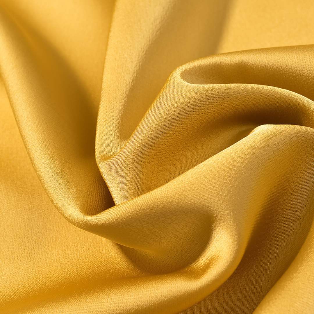 Ljusgül Maxiklänning med halterneck och blomsterdetalj framtill