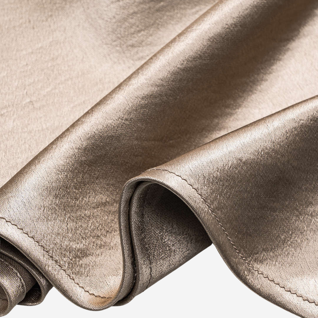 Axelbandslös figurnära midiklänning i satin med blommigt mönstrad liv och draperad kjol