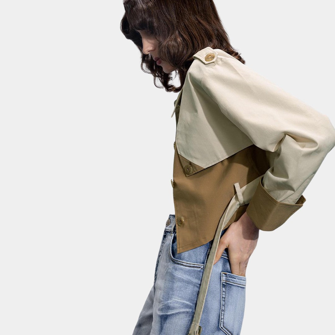 Kort trenchjacka i tvåtonad design med bälte och stormklaff