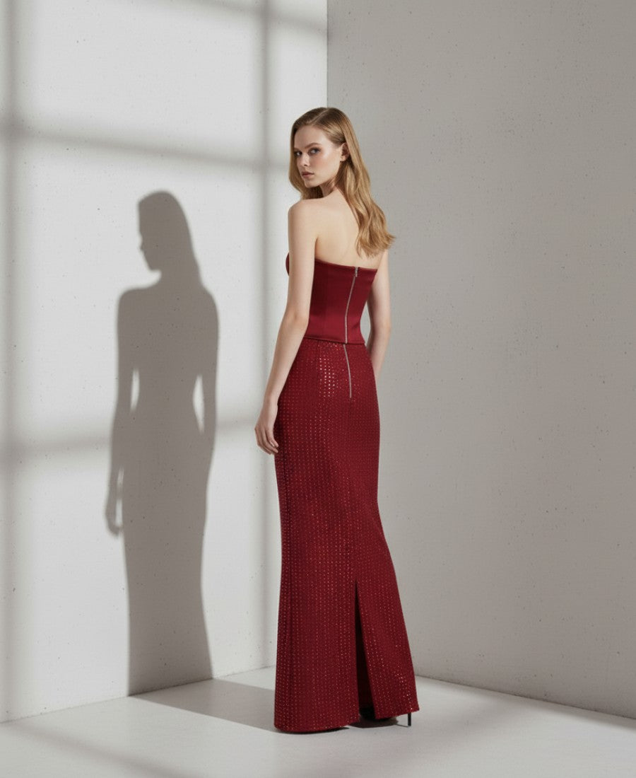 Strapplös Vinröd Maxiklänning med Kristalldetaljer och Figurnära Silhuett