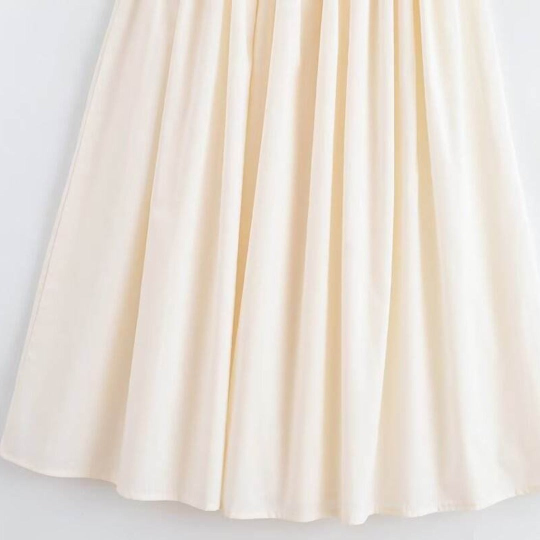 Vit ärmlös halterneckklänning med markerad midja och rynkad maxikjol