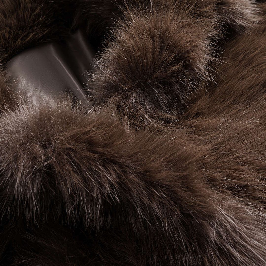 Brun kort fuskpälsjacka med bred krage och rak silhuett i tät borstad struktur