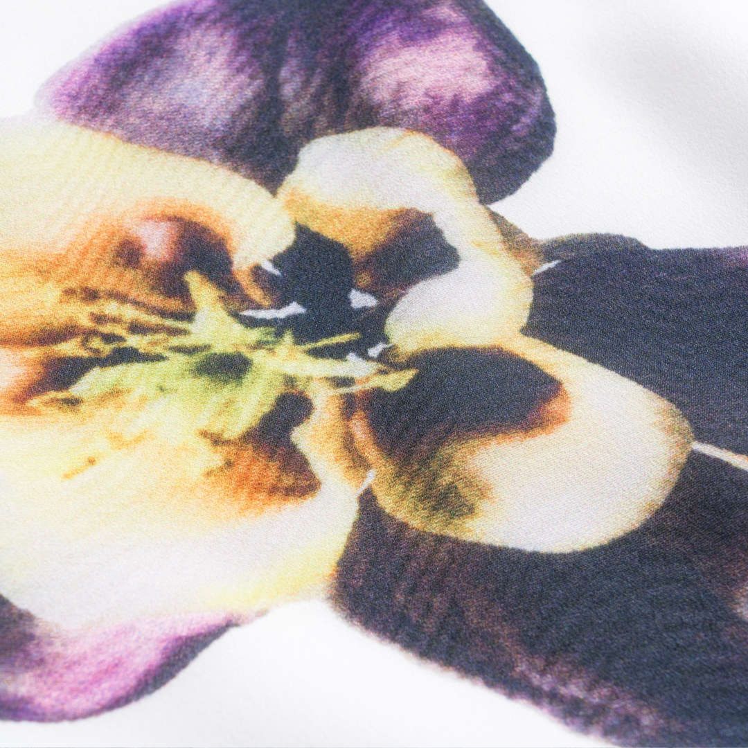 Vit sidenblus med blommönster och ståkrage