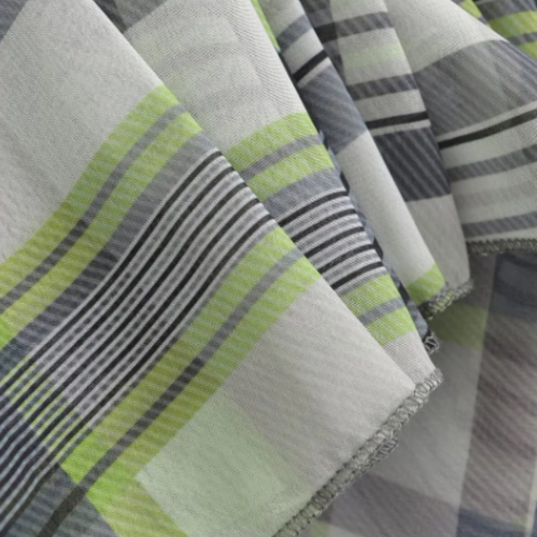 Kjol i midilängd med rutmönster naturlig midja A-linje silhuett och lagerdetalj