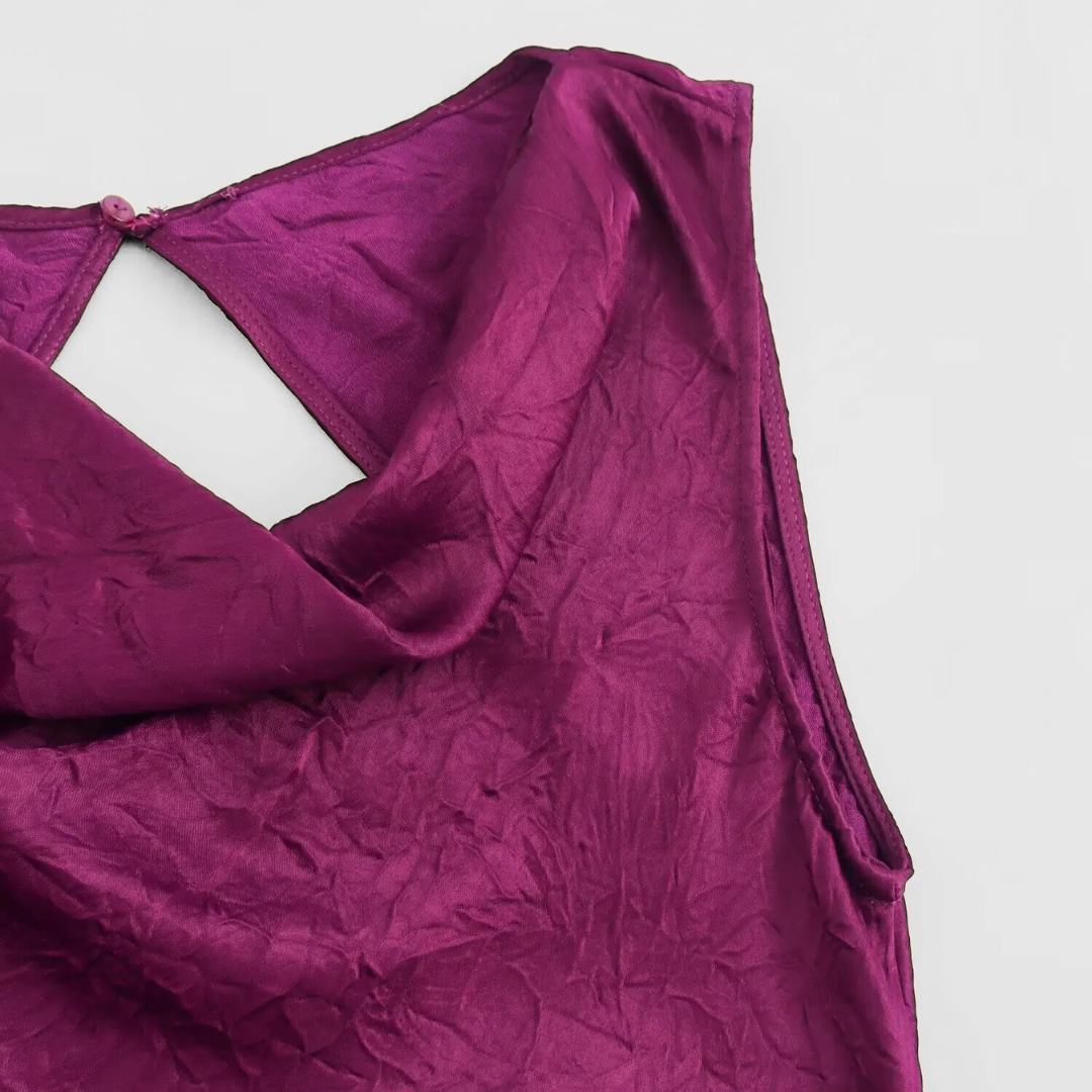 Midiklänning i satinstil med draperad rygg och figurnära passform