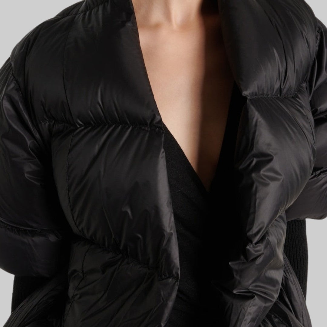 Vadderad omlottjacka med skärp och puffärmar med stickade muddar